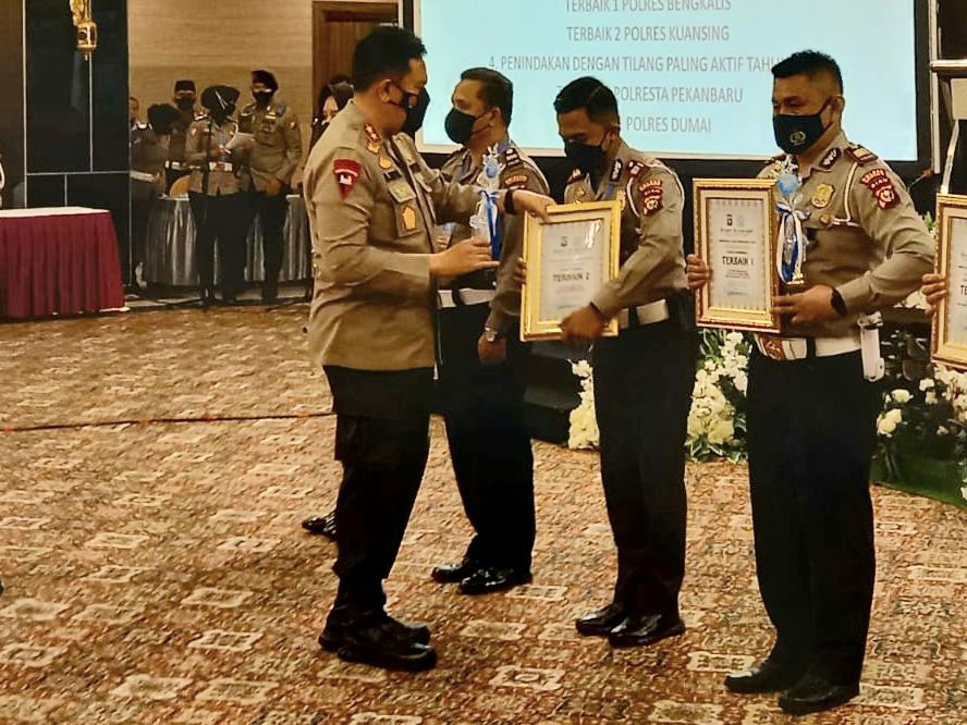 Kapolda Riau Berikan Reward Kepada Kasatlantas Polres Kuansing AKP Akhmad Rivandy Dalam Kategori Kecepatan Pelaporan Harian Kamseltibcarlantas Tahun 2021