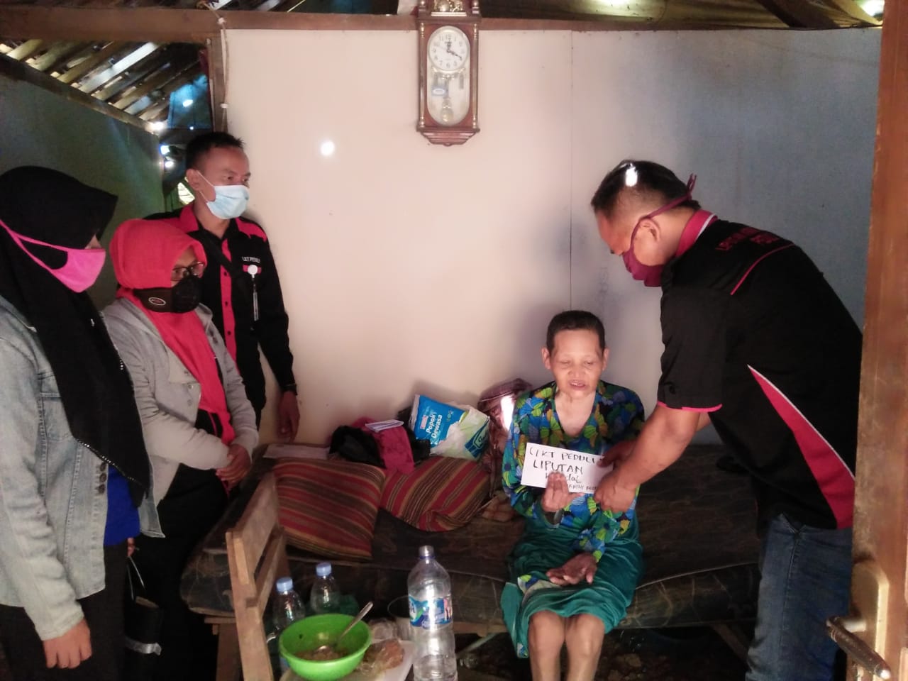 Medsos LKTP Kendal Silahturahmi Ke Rumah Ibu Suwati Penderita Kanker Payudara Di Desa Donosari