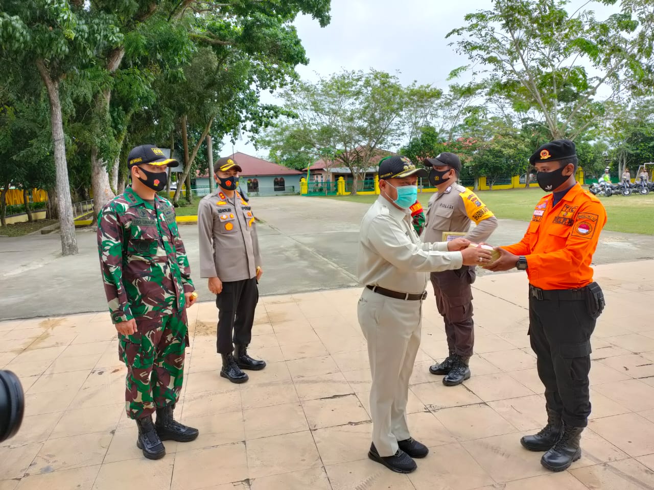 Bupati Kampar Didampingi Kapolres Serta Dandim 0313/KPR Launching Pembagian Masker Secara Serentak