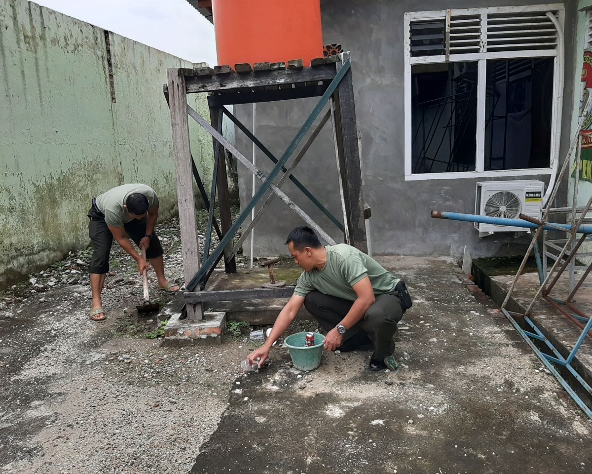 Personil Satker Poktuud Laksanakan Slaber Keliling Makodim 0301/Pekanbaru Untuk Hindari Penyakit DBD
