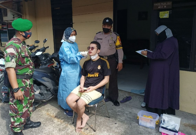 Guna Memutus Penyebaran Covid-19, Babinsa Kodim 0301/PBR Bersama Tim Puskesmas Laksanakan Tracking