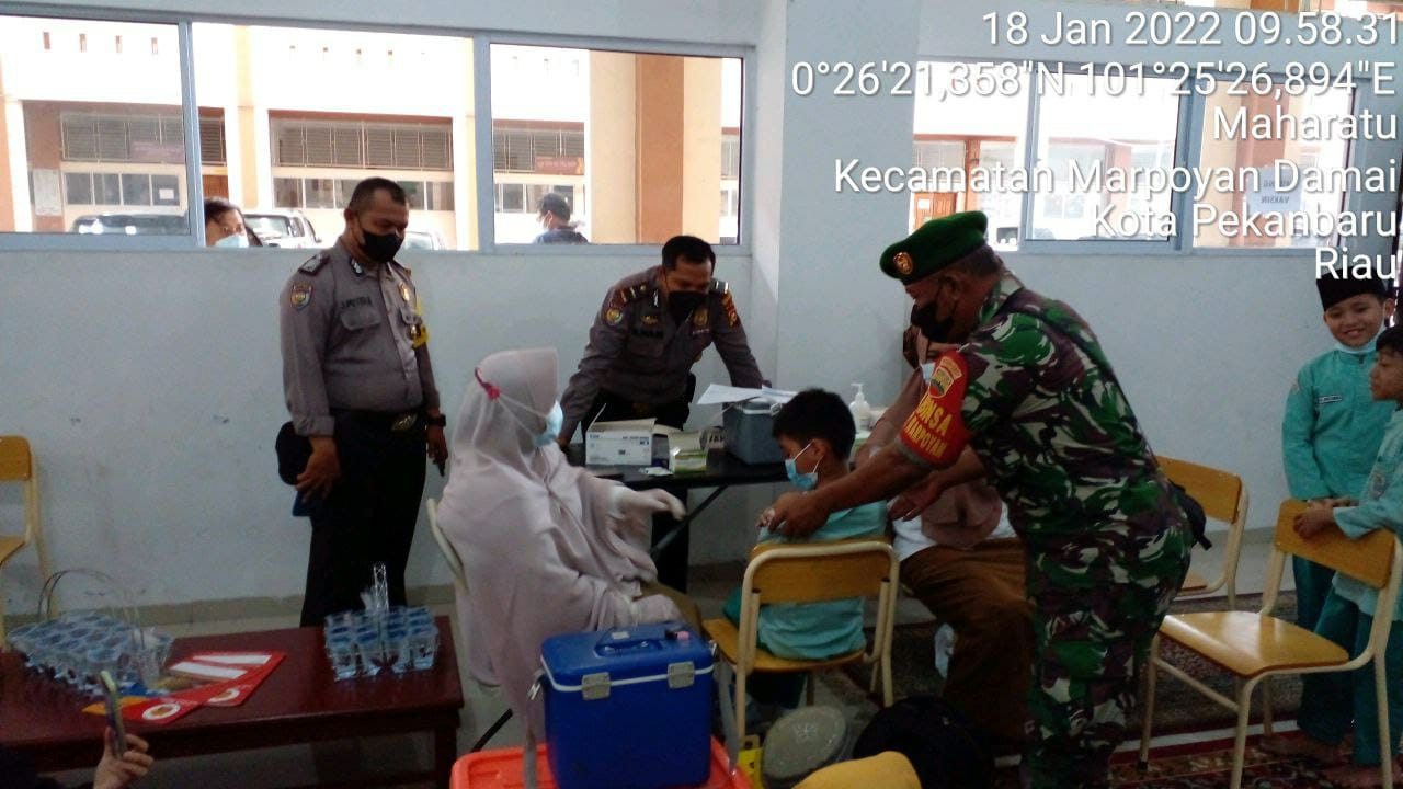 Babinsa Kodim 0301/PBR Monitor Pelaksanaan Vaksinasi Anak 6-11 Tahun di SD IT Cendikia Imam Asy Safii