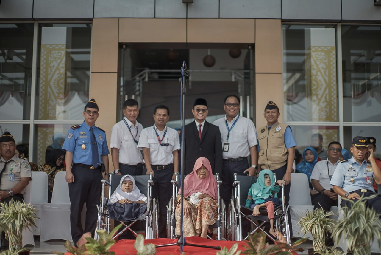 PT Angkasa Pura II (Persero) Bandara SSK II Pekanbaru Gelar Upacara Memperingati HUT RI Ke 74 Tahun 2019 dan Penyerahan Bantuan 60 Kursi Roda Untuk Disabilitas