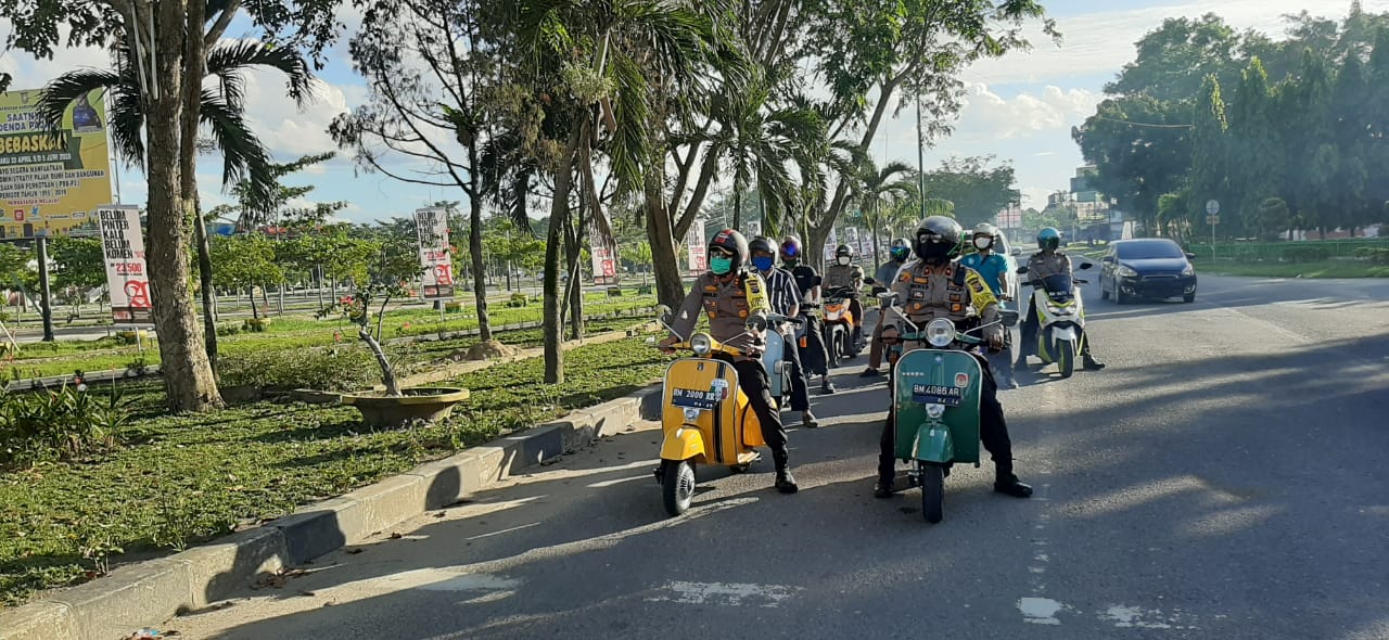 Kapolres Bersama Komunitas Vespa Antik Polres Kampar Bagikan Masker di Kawasan Pasar Ramadhan