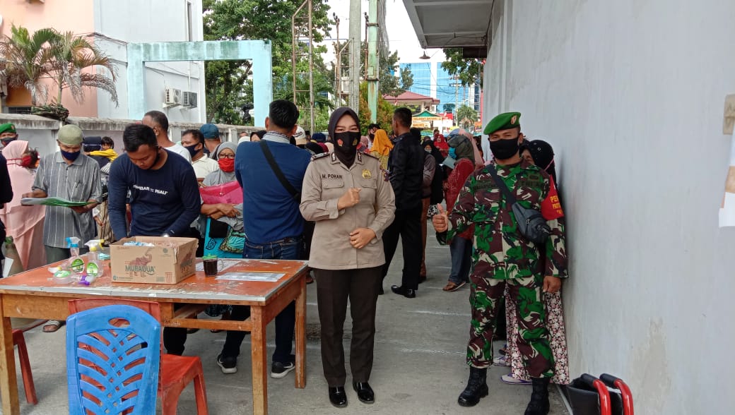 Anggota Kodim 0301/PBR Bersama Polri Mendampingi Warga Terima BST di Kantor Pos