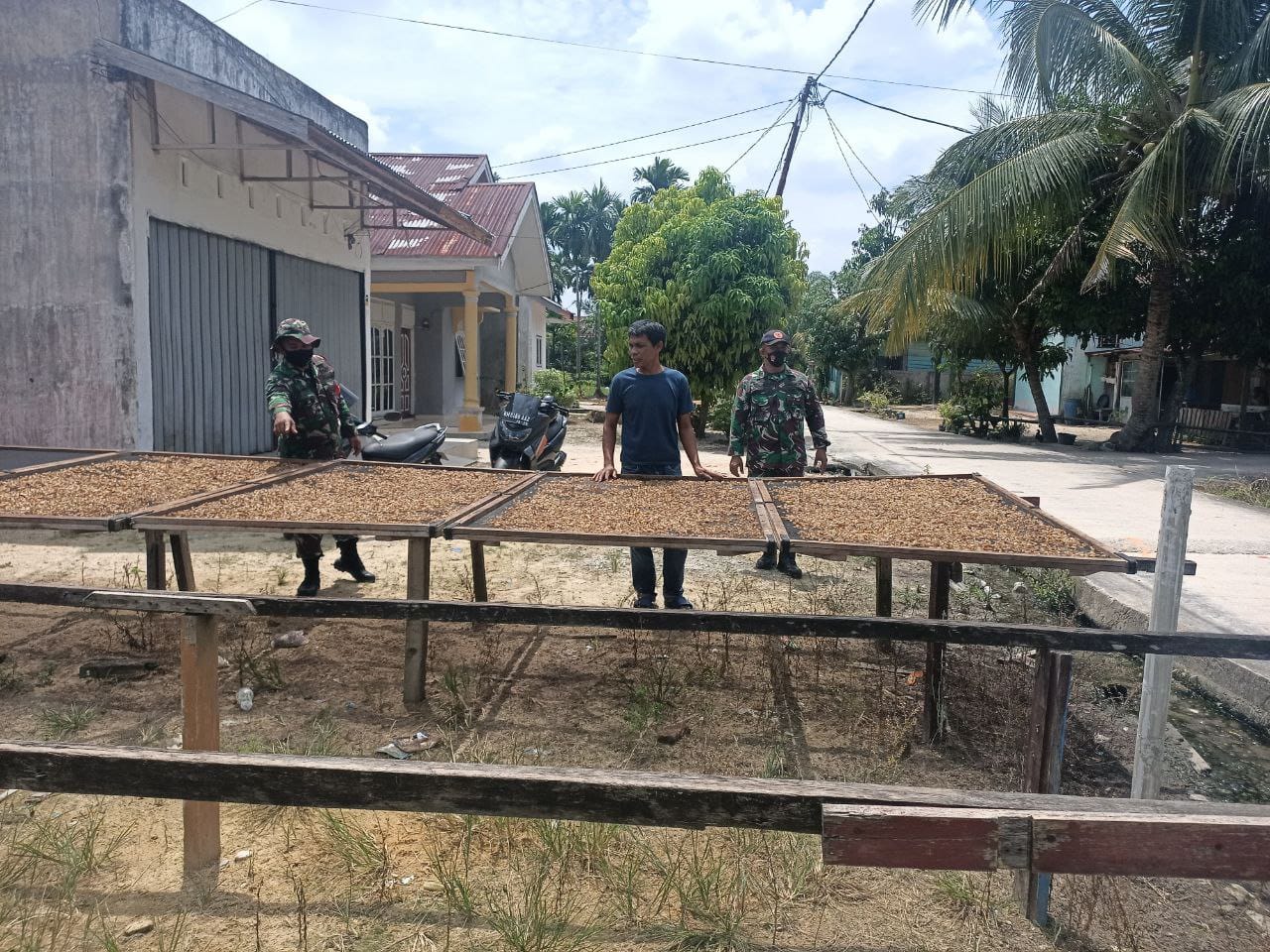 Melalui Komsos, Babinsa Kodim 0301/Pekanbaru Jalin Silaturahmi Bersama Pengerajin Kerupuk