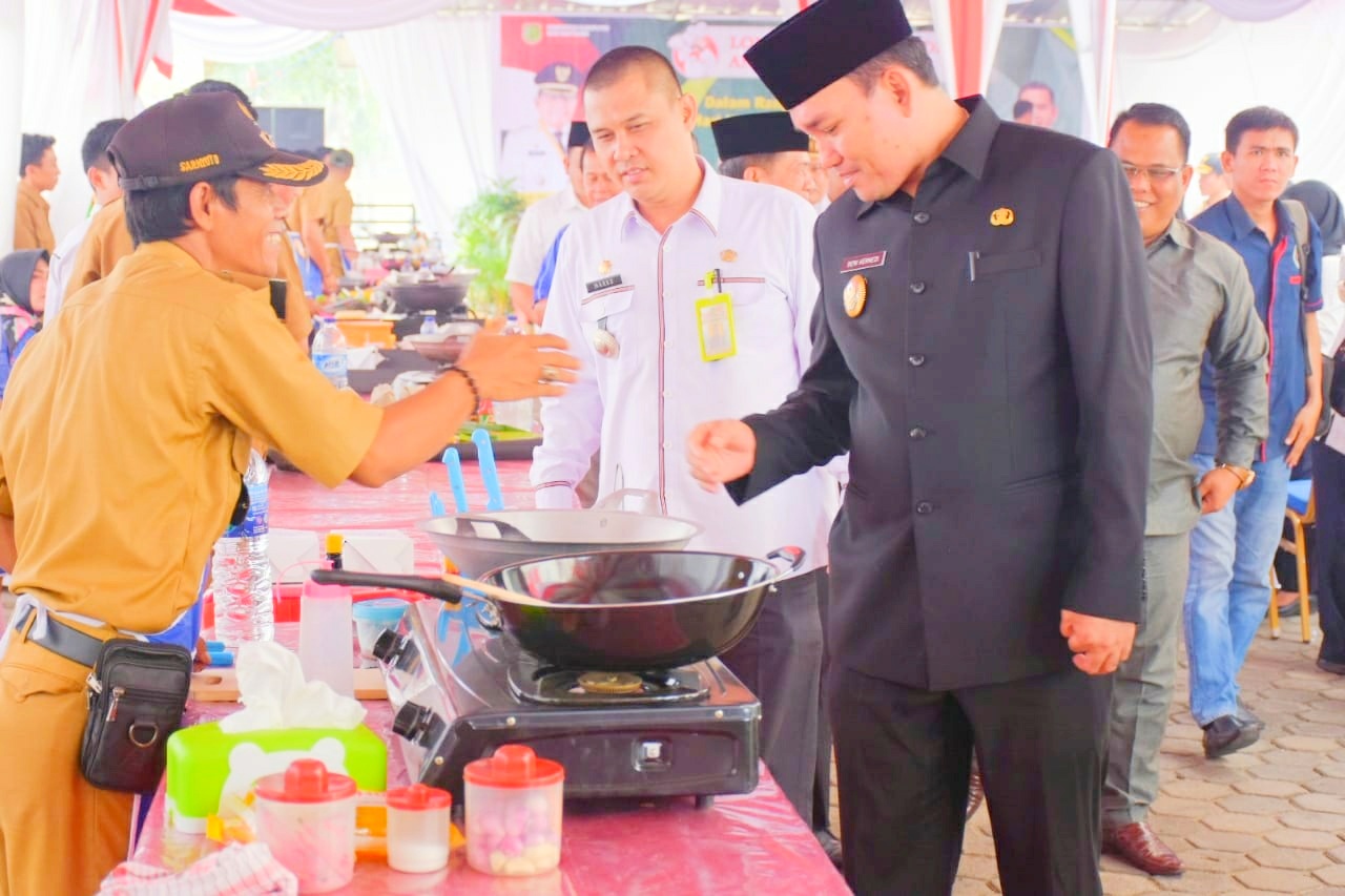 Liat Keseruan Kepala Desa se Kabupaten Muba Ikut Lomba Masak Nasi Goreng