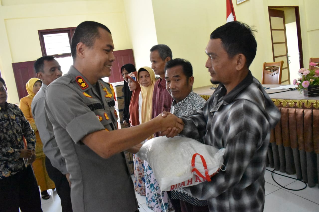 Kapolres Kampar Bantu 100 Warga Kurang Mampu di Kecamatan Salo