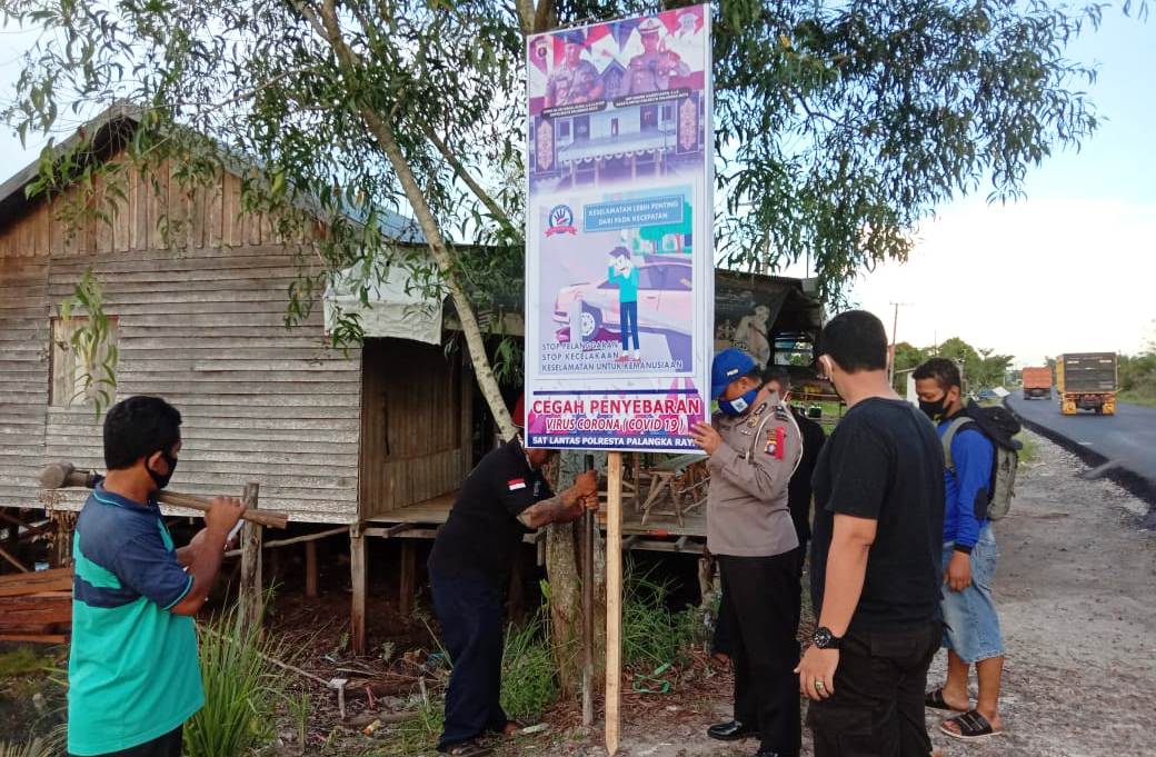 Puluhan Baliho Bertuliskan Himbauan Keselamatan Berlalu Lintas Terpasang Menghiasi Tepi Pada Beberapa Jalan di Kota Palangka Raya