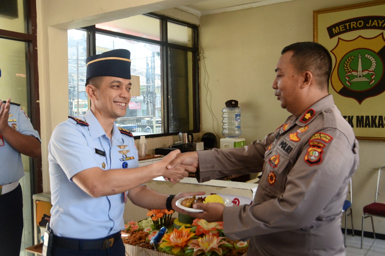 HUT Ke-79 Bhayangkara, Dandenma Sambangi Kapolsek Makasar