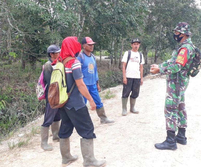 Masuki Musim Kemarau, Babinsa Kodim 0301/PBR Bersama MPA Laksanakan Patroli dan Himbauan Daerah Rawan Karhutla di Kelurahan Tebing Tinggi Okura