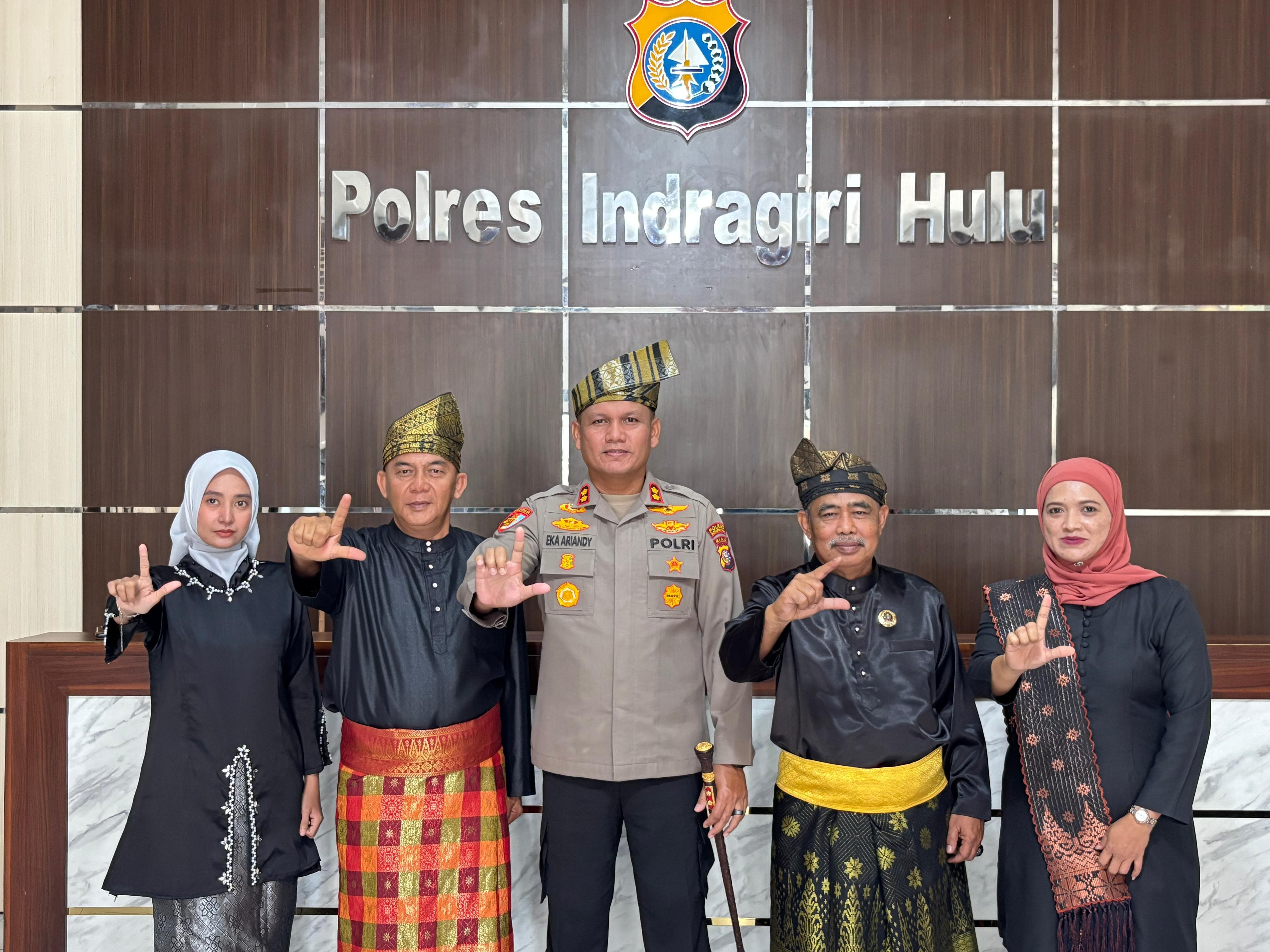 Kapolres Indragiri Hulu bersama Ketua LAMR-INHU, Launching Program Kapolda Riau, Jumat Ber Tanjak dan Selempang, Wujudkan dan Lestarikan Budaya Melayu Dalam Memberikan Pelayanan Kepada Masyarakat