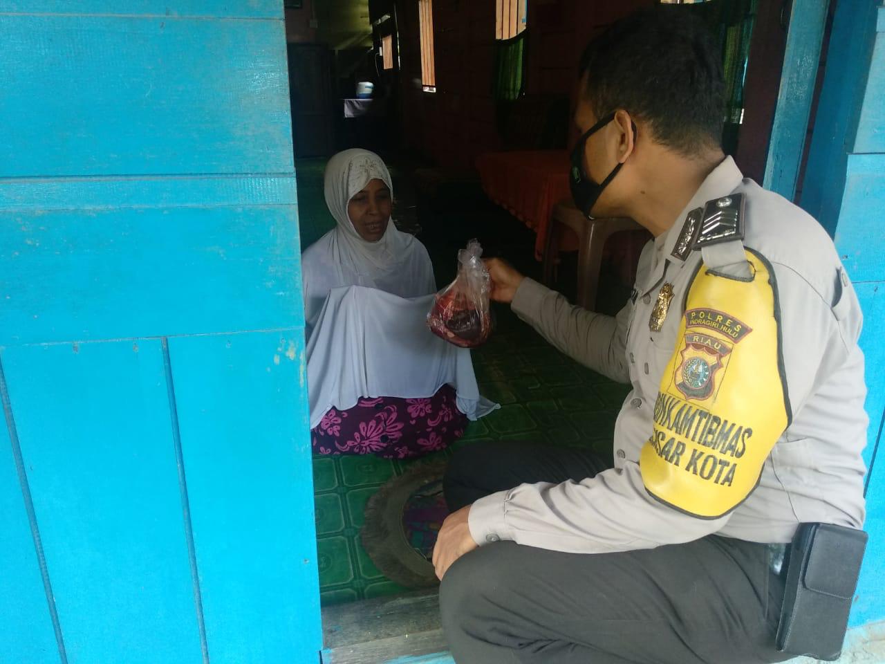 Polisi Di Rengat, Antar Daging Kurban Kepada Warga Disabilitas
