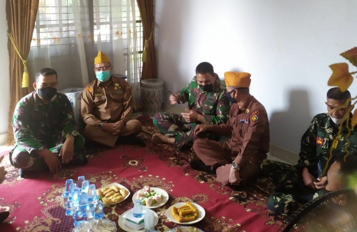 Personil Babinsa Kodim 0301/PBR Lakukan Kunjungan Serta Silahturahmi Ke Rumah Anggota Veteran