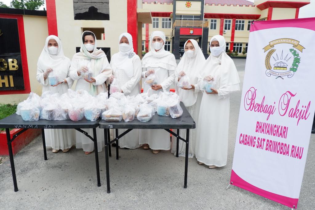Bulan Suci Ramadhan Penuh Berkah, Personel SatBrimob Polda Riau Dan Ketua Bhayangkari Cabang Satbrimob Daerah Riau Bagi Bagi Takjil