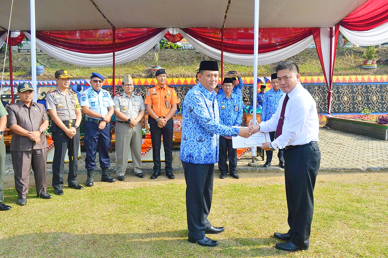 AKP Edi Qorinas Kasat Reskrim Polres Tanggamus Dapat Penghargaan Bupati