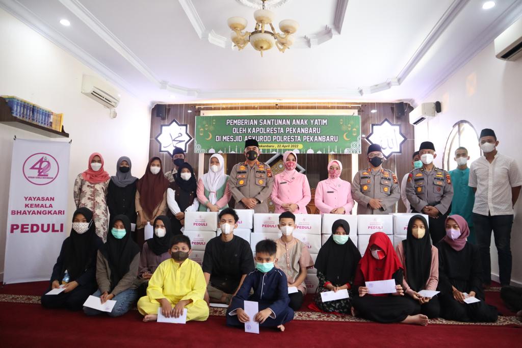 Jumat Berbagi, Kapolresta Pekanbaru Berikan Santunan Anak Yatim
