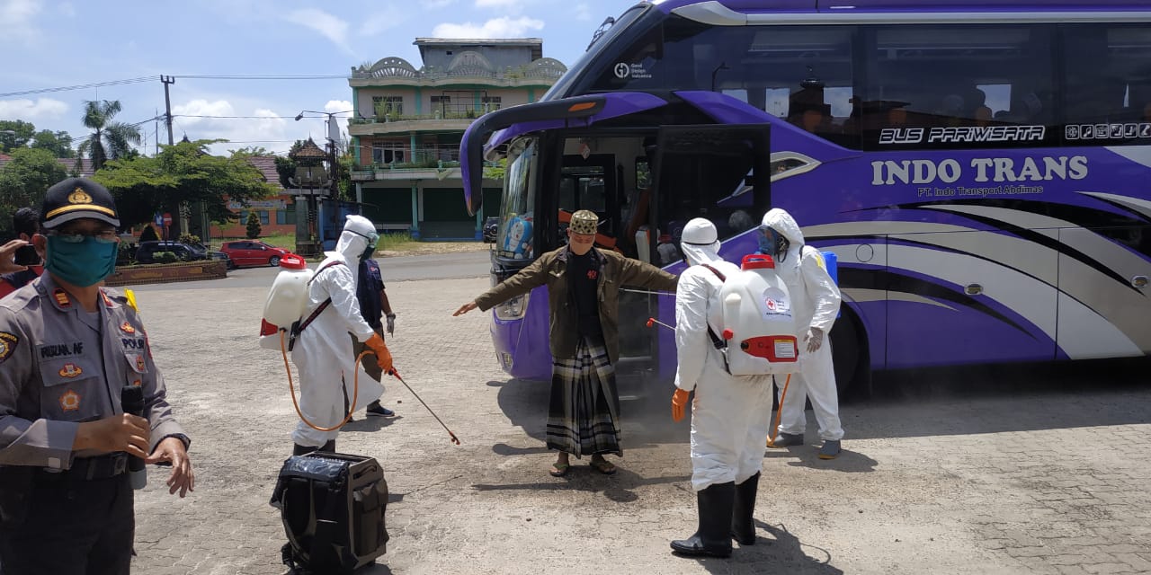 Antisipasi Penyebaran Covid-19, Kepala Sekretariat Posko Terpadu Lampura Lakukan Pengecekan Suhu Tubuh Serta Penyemprotan Disinfektan Kepada Santri Yang Baru Tiba Dari Luar Kota 