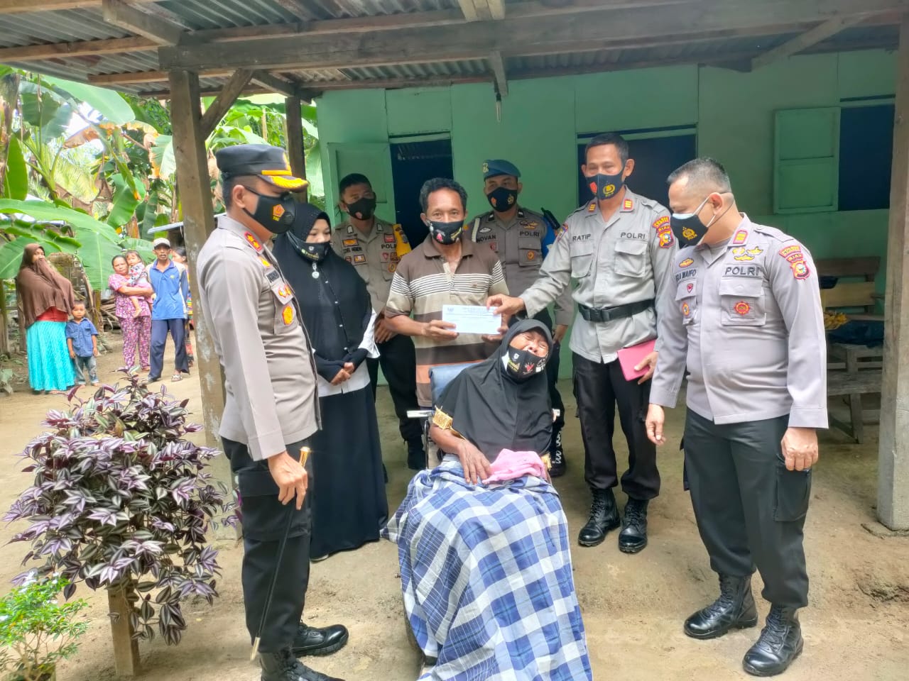 Kapolres Kampar Salurkan Zakat Profesi Personel dan Bansos Untuk Warga Kurang Mampu