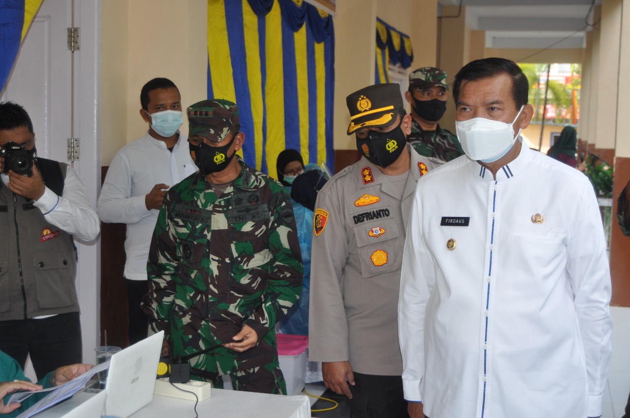 Dandim 0301/PBR Bersama Wali Kota Pekanbaru Tinjau Pelaksanaan Vaksinasi Massal di Dua Kecamatan