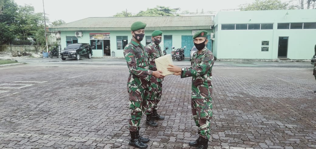 Saat Apel Bersama, Pasi Ops Kodim 0301/PBR Berikan Reward Laporan BLC Yang Terbanyak Kepada Dua Orang Anggota Babinsa