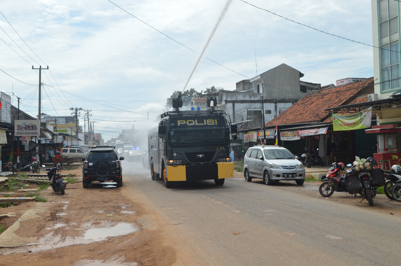 Kerahkan Rantis AWC, Polres Tulang Bawang Semprotkan Desinfektan di Tempat Keramaian