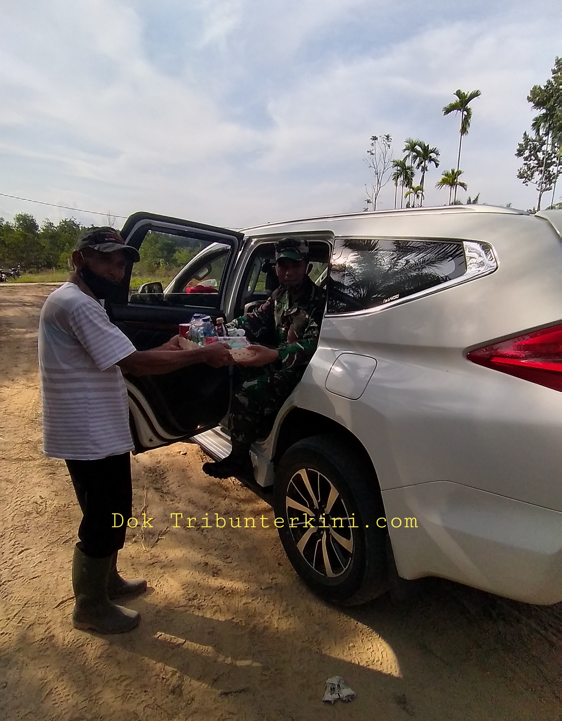 Sehabis Kunjungan Kelokasi Pekerjaan Semenisasi Jalan TMMD, Kapendam I/BB Tak Lupa Berikan Bingkisan Kepada Ketua RW 01 Kelurahan Tebing Tinggi Okura