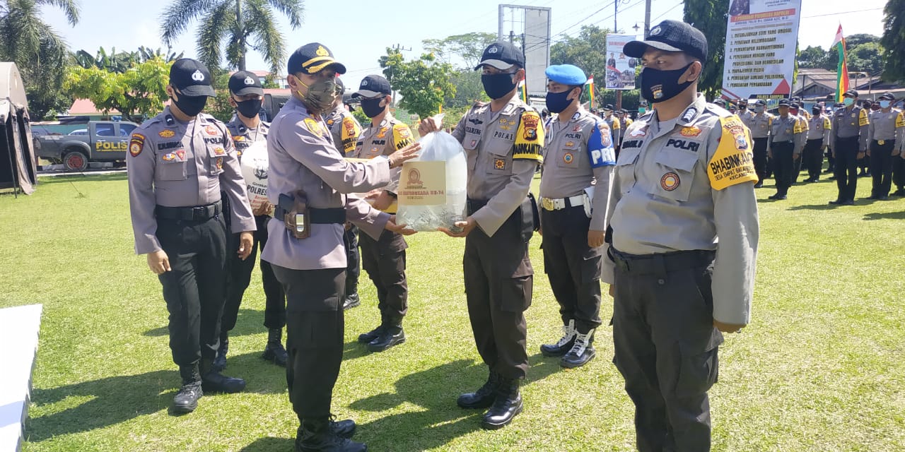 Menjelang Puncak Peringatan Hari Bhayangkara ke-74, Polres Kampar Laksanakan Bakti Sosial Serentak Dengan Membagikan 1000 Paket Sembako