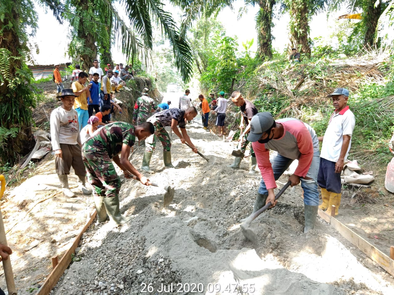 Satgas TMMD Bersama Warga dan Babinsa Kodim 0301/PBR Laksanakan Goro Perbaikan Jalan Menuju TPU Raja Panjang Kelurahan Tebing Tinggi Okura