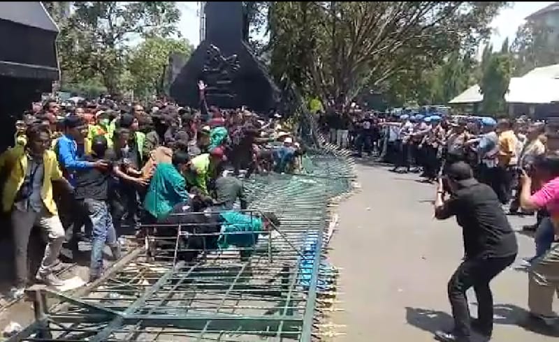 Jebol Pagar DPRD Jateng, Ini Tuntutan Ribuan Mahasiswa