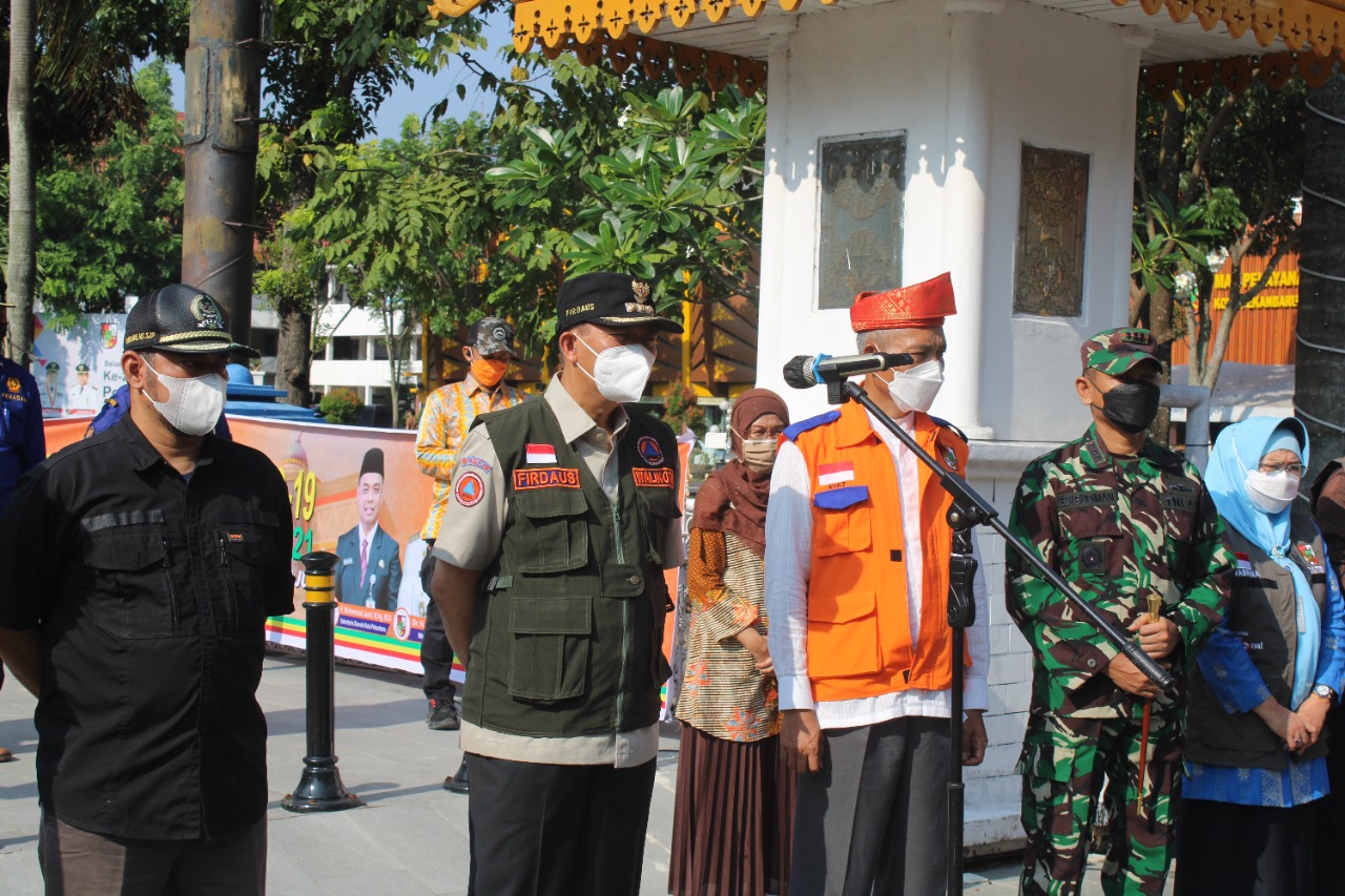 Dandim 0301/PBR Dampingi Wali Kota Pekanbaru Bersama Forkompinda Kota Lepas Tim Satgas Covid-19 Untuk Lakukan Penyemprotan Disinfektan