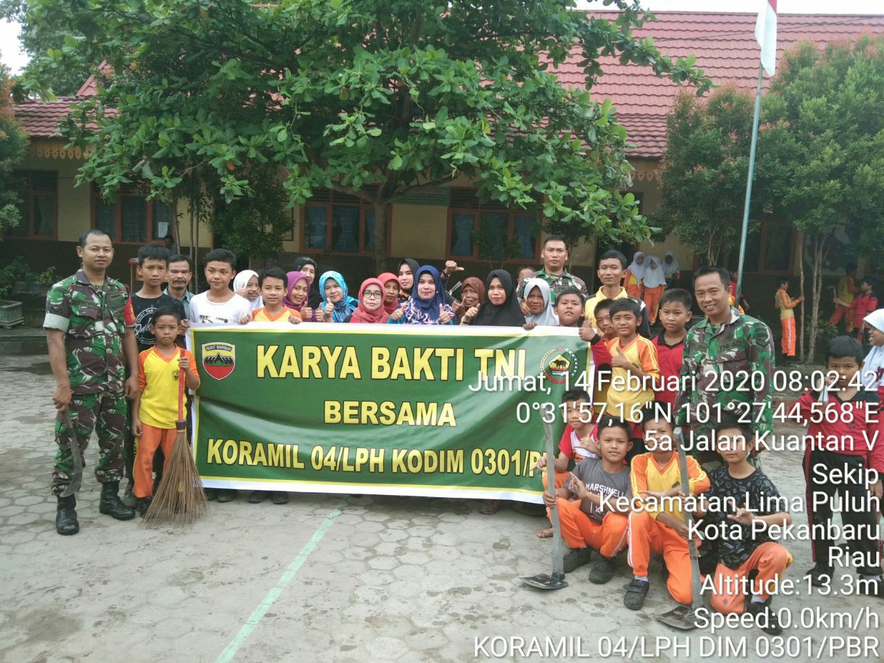 Babinsa Kodim 0301/Pekanbaru Bersama Siswa SDN 34 Laksanakan Goro Bersihkan Lingkungan Sekolah
