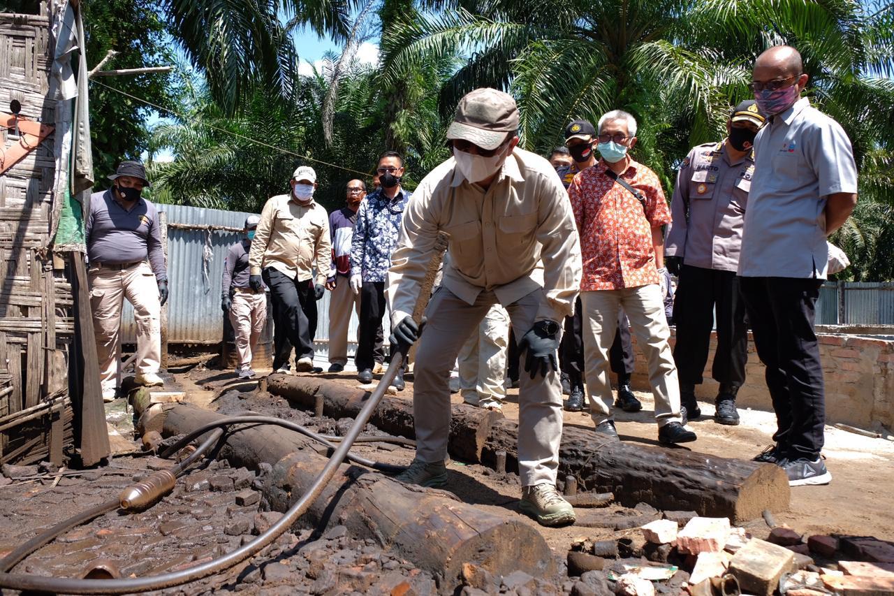 Polda Riau Berhasil Bongkar Sindikat Penyulingan Minyak Illegal di Kota Dumai, 4 Orang Diringkus dan 1 DPO