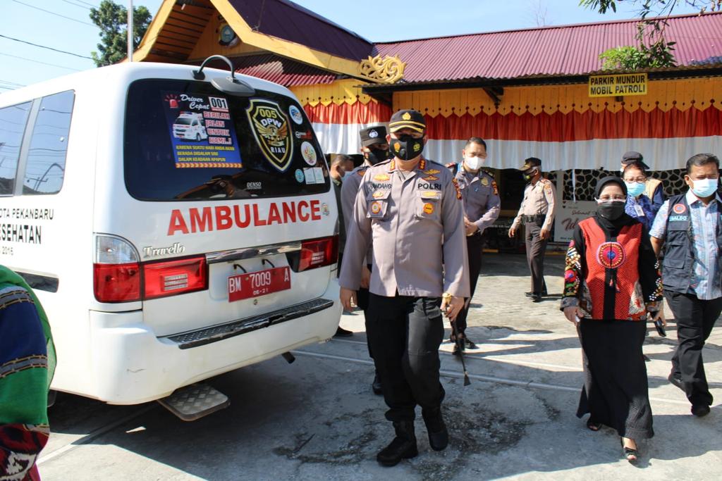 Kapolresta Pekanbaru Bersama Tim Satgas Jemput Warga Yang Terpapar Covid-19 Yang Isolasi Mandiri Dirumah