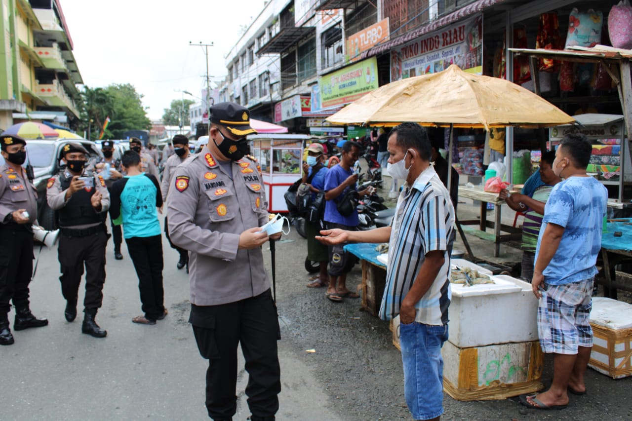 Cegah Penularan Covid-19, Kapolresta Pekanbaru Perintahkan Personilnya Berikan Himbauan Prokes dan Bagikan Masker
