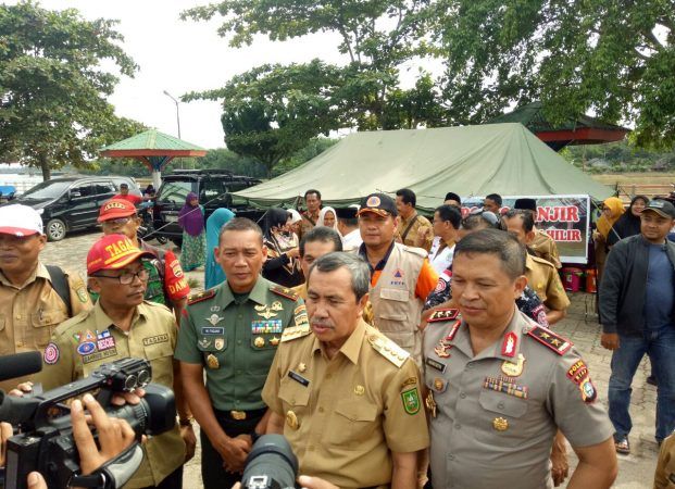 Danrem 031/WB Bersama Gubernur Riau dan Kapolda Riau Mengunjungi Daerah Banjir di Desa Pulau Kumpai Kabupaten Kuansing