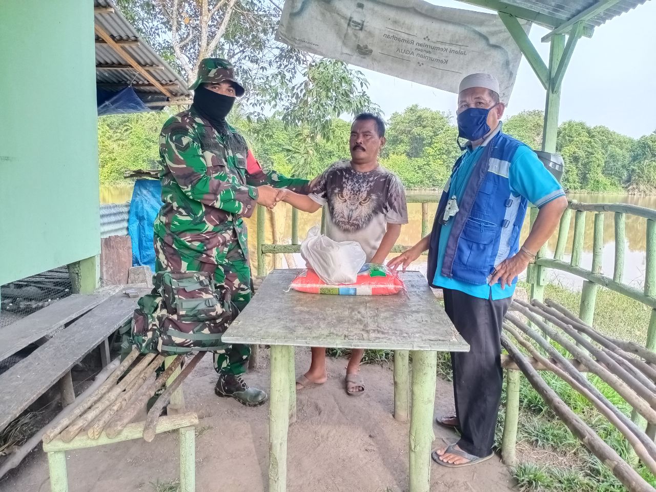 Babinsa Kodim 0301/PBR Berikan Bantuan Paket Sembako Kepada Warga Kelurahan Palas Yang Terdampak Pandemi Covid-19
