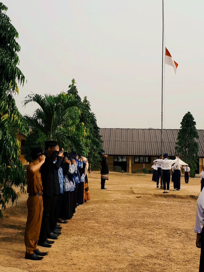Rustoyo Kepsek SMPN 1 Gedung Aji Baru, Irup Hari Sumpah Pemuda Ke-91