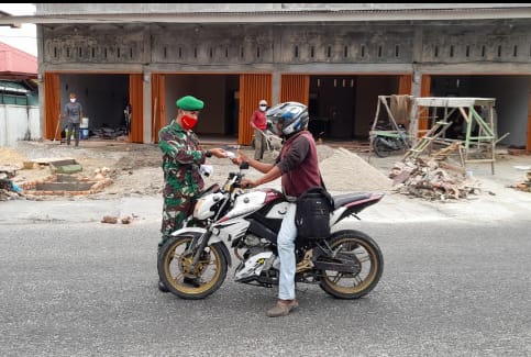 Babinsa Kodim 0301/PBR Bagikan Masker dan Sosialisasikan Prokes di Kelurahan Suka Maju