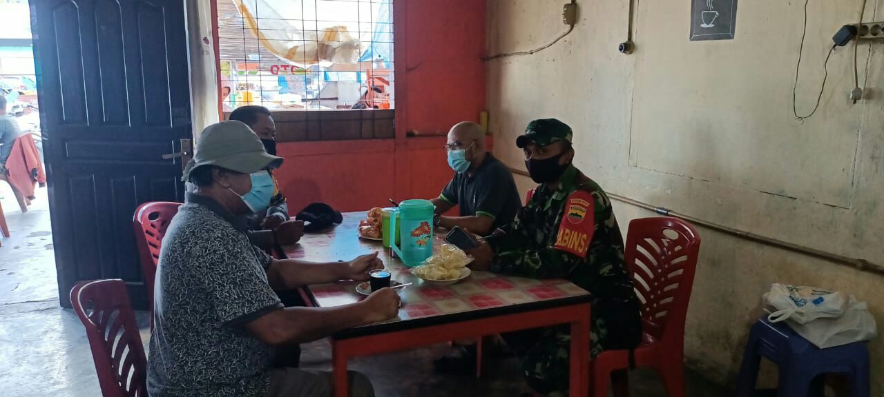 Babinsa Kodim 0301/PBR Bersama Bhabinkamtibmas Laksanakan Kegiatan Komsos Dengan Perangkat RT RW Untuk Menjalin Silahturahmi