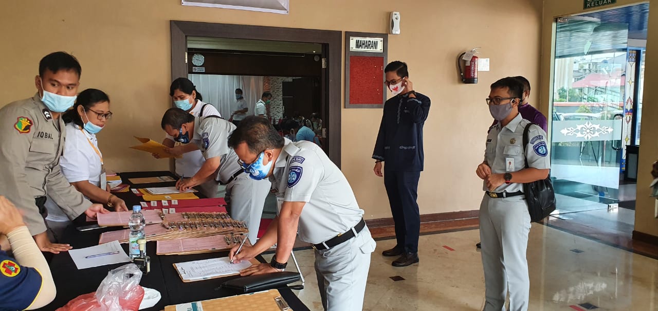 Pegawai Jasa Raharja Riau Ikut Serta Mendonor Darah Dalam Rangka Hari Bhayangkara ke 74