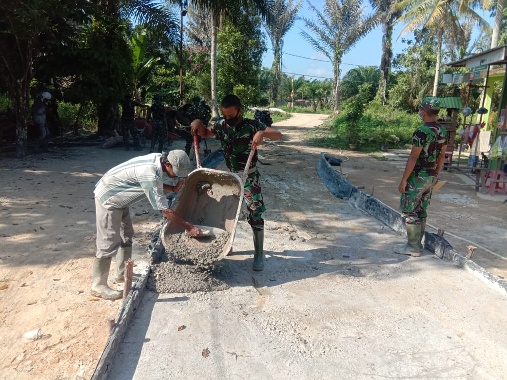 Kebersamaan TNI Dan Warga Tampak Dalam Pekerjaan Sasaran TMMD Ke-108 Kodim 0301/PBR
