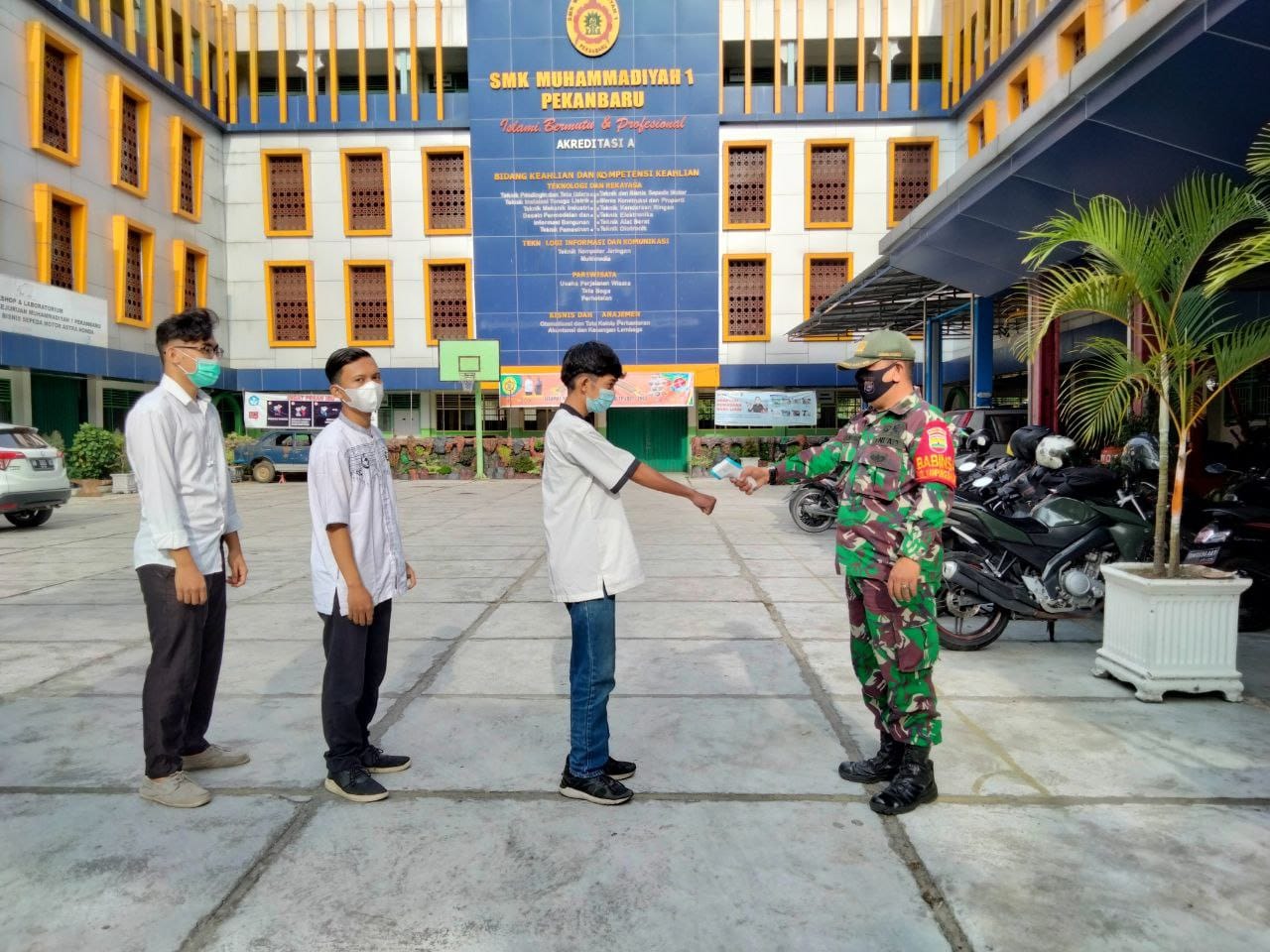 Babinsa Kodim 0301/PBR Pantau Prokes Pada Giat Belajar Tatap Muka Terbatas di SMK MUTU