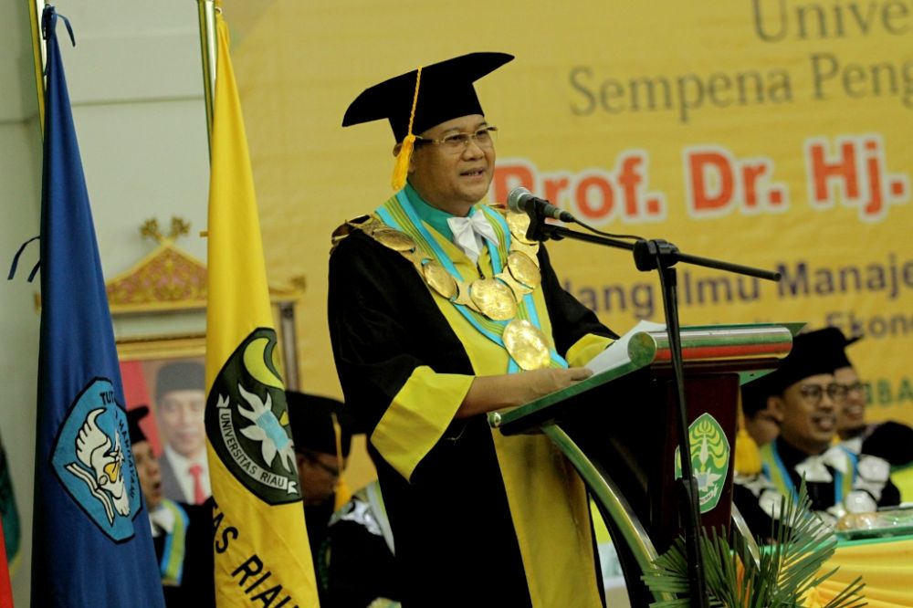 Sri Indarti Dikukuhkan Sebagai Guru Besar Bidang Ilmu Manajemen Sumber Daya Manusia UNRI