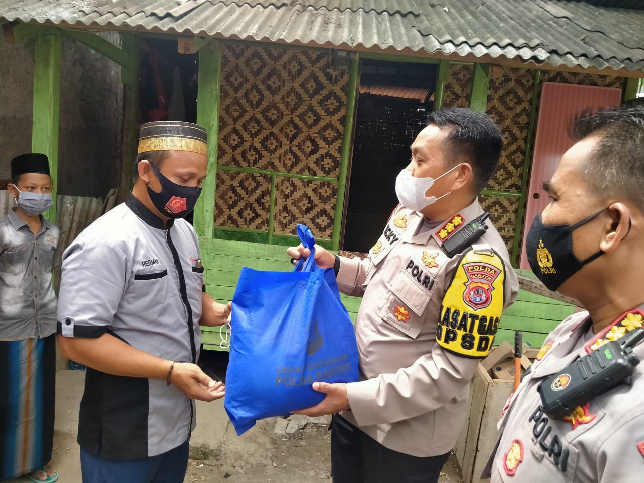 Tim Jumat Barokah Polda Banten Salurkan Paket Sembako Kepada Ponpes Roudotul Qur'an Al Mubtadiin