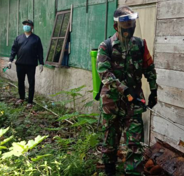 Babinsa Kodim 0301/PBR Laksanakan Giat Penyemprotan Disinfektan Dirumah Warga Kelurahan Sidomulyo Barat