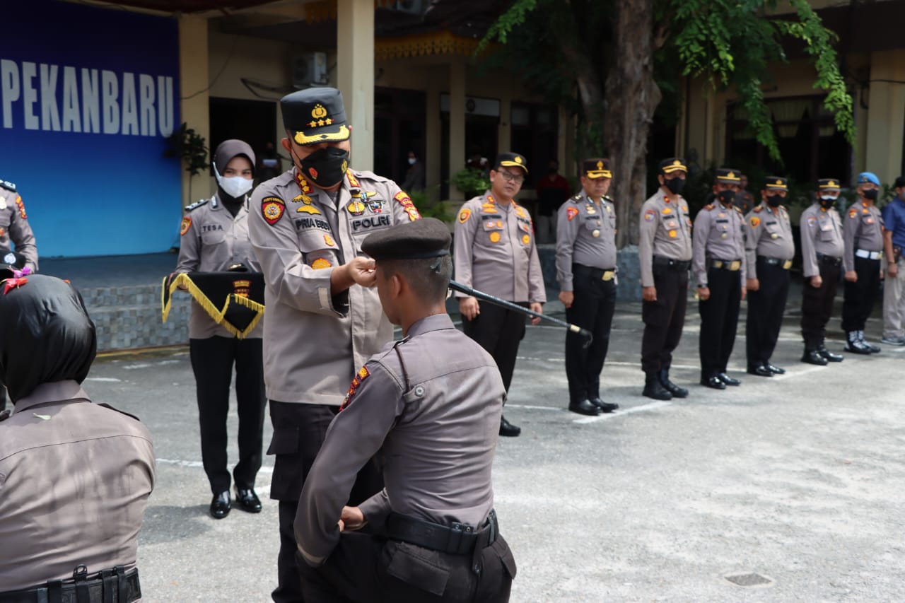 Polresta Pekanbaru Gelar Tradisi Pembaretan Personel Bintara Remaja