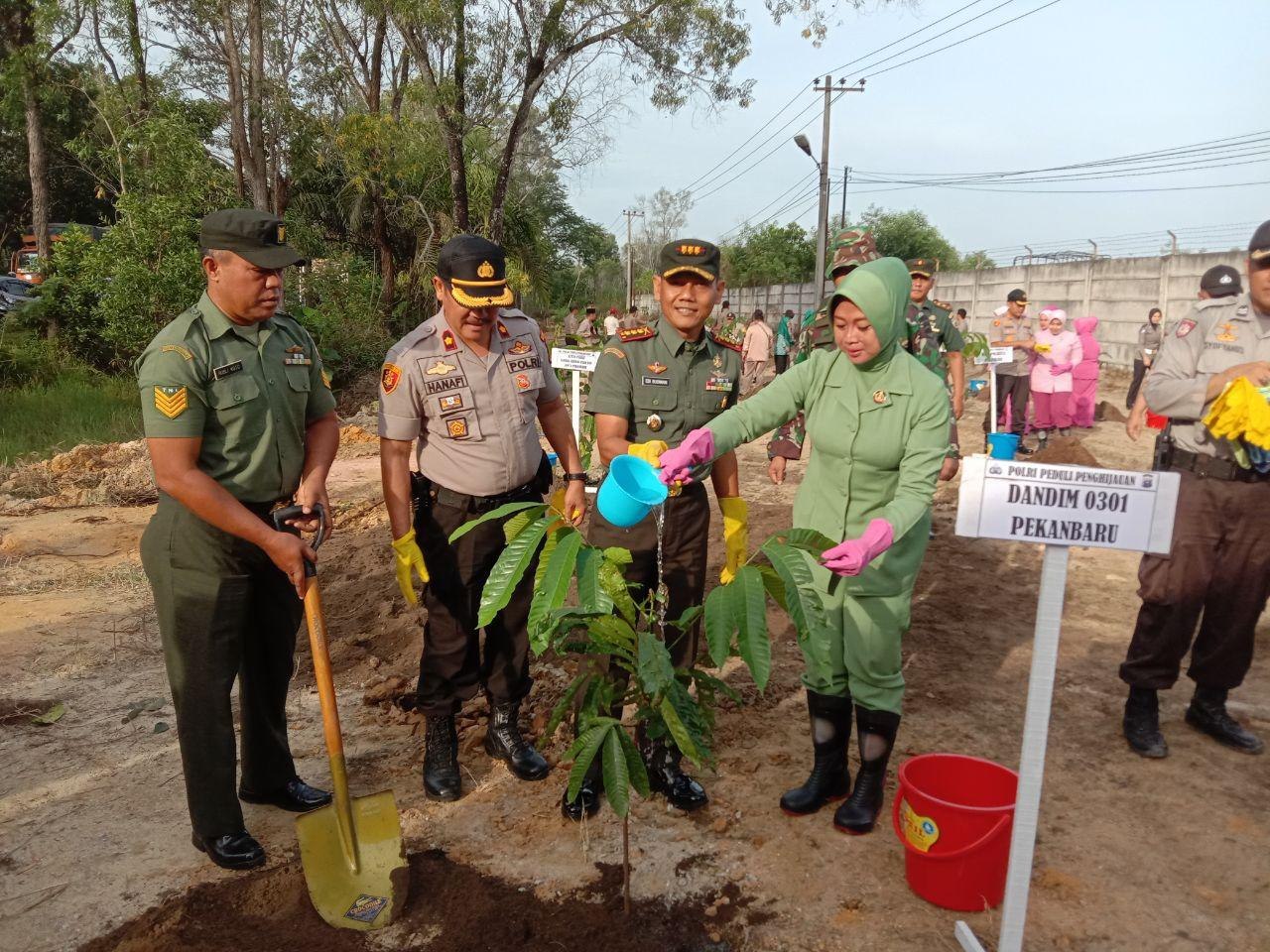 Dandim 0301/Pekanbaru Hadiri Kegiatan Gerakan Menanam Pohon Polresta Pekanbaru
