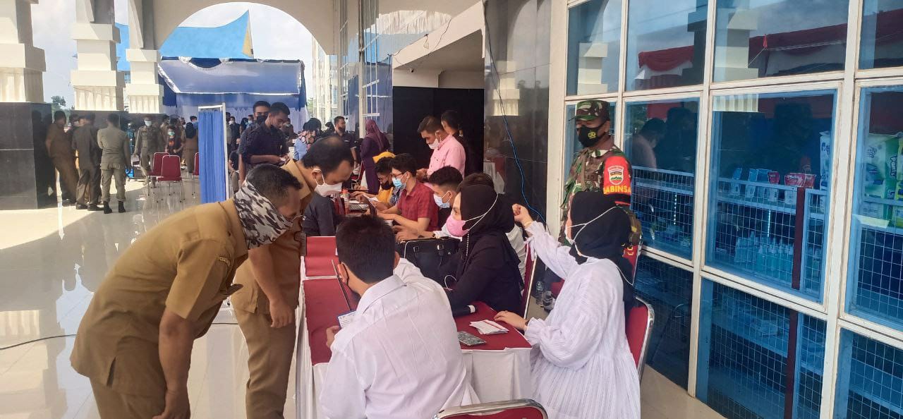 Babinsa Kodim 0301/PBR Monitor Kegiatan Vaksinasi Covid-19 di Perkantoran Wali Kota Pekanbaru