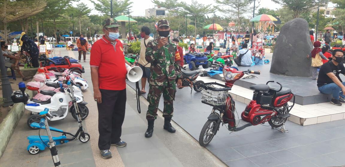 Babinsa Kodim 0301/PBR Lakukan Himbauan Protokol Kesehatan Di RTH Tunjuk Ajar Integritas Dengan Menggunakan Pengeras Suara